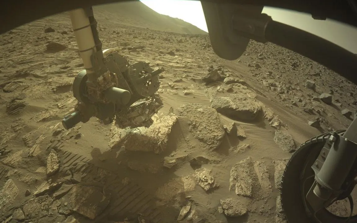 Xe tự hành Perseverance đang kiểm tra một tảng đá có tên là Thác Cheyava trên Sao Hỏa (Ảnh: NASA/JPL-Caltech)