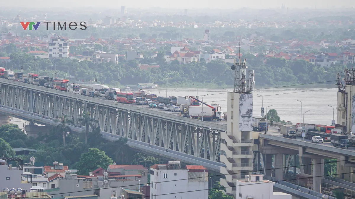 Hai ô tô tải biến dạng phần đầu sau va chạm trên cầu Thăng Long, 2 người bị thương - Ảnh 5.