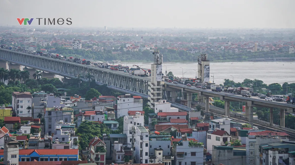 Hai ô tô tải biến dạng phần đầu sau va chạm trên cầu Thăng Long, 2 người bị thương - Ảnh 6.