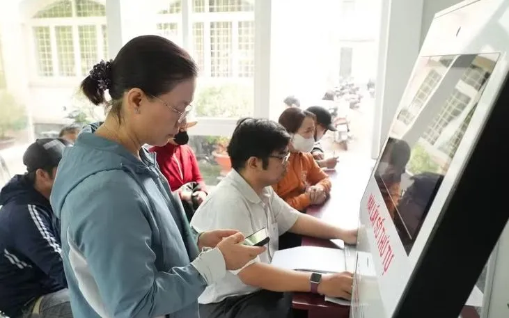 Người dân thao tác quét VNeID để làm thủ tục hành chính tại Trung tâm Phục vụ Hành chính công xã Củ Chi, Thành phố Hồ Chí Minh. Ảnh: TTXVN 