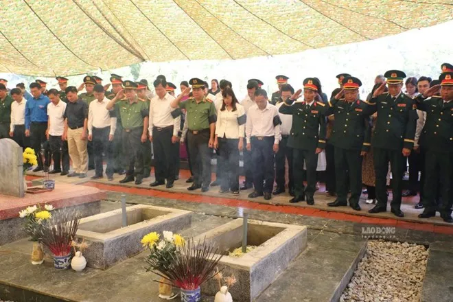 Điện Biên truy điệu, an táng 2 hài cốt liệt sĩ tìm thấy trên đỉnh đèo Pha Đin - Ảnh 2.