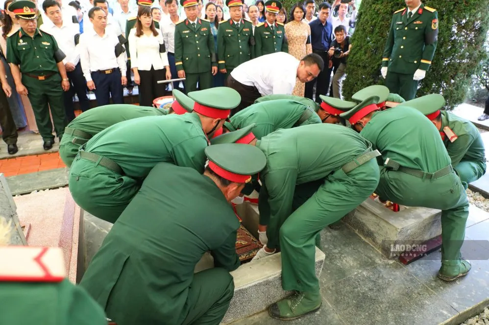 Điện Biên truy điệu, an táng 2 hài cốt liệt sĩ tìm thấy trên đỉnh đèo Pha Đin - Ảnh 4.