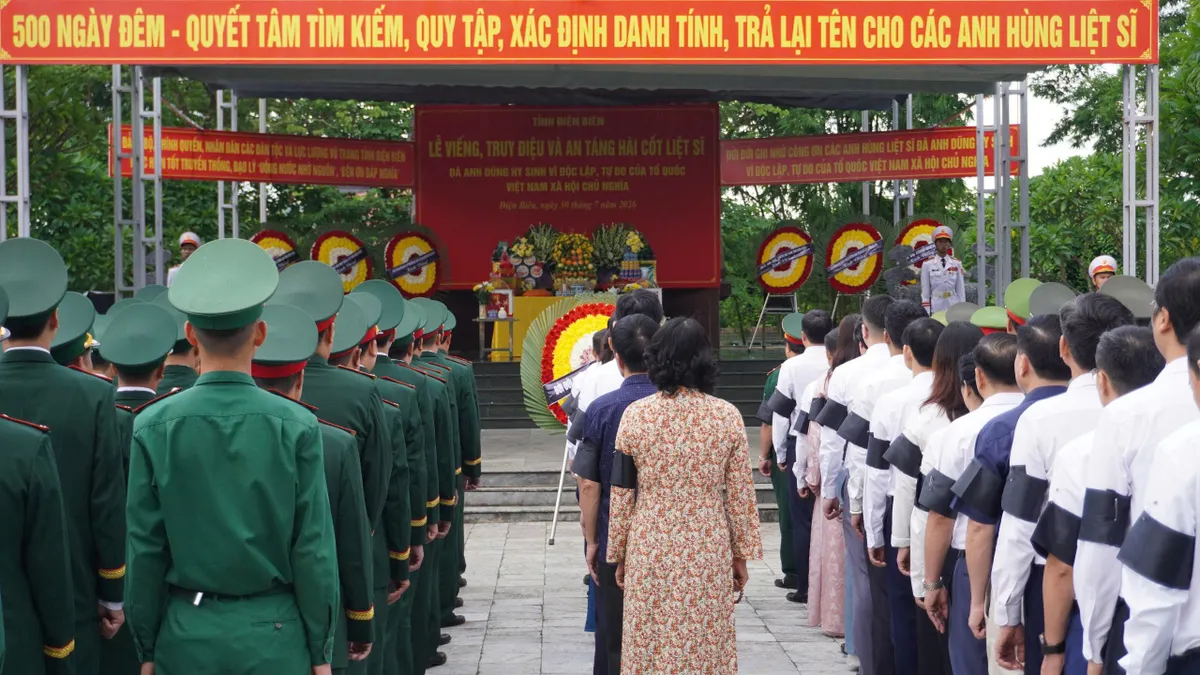 Điện Biên truy điệu, an táng 2 hài cốt liệt sĩ tìm thấy trên đỉnh đèo Pha Đin - Ảnh 1.