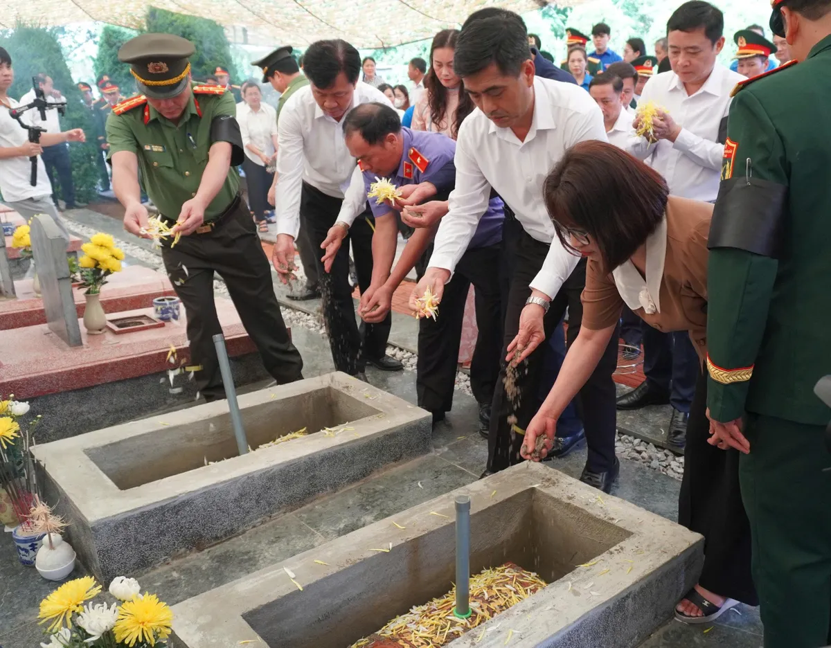 Điện Biên truy điệu, an táng 2 hài cốt liệt sĩ tìm thấy trên đỉnh đèo Pha Đin - Ảnh 3.