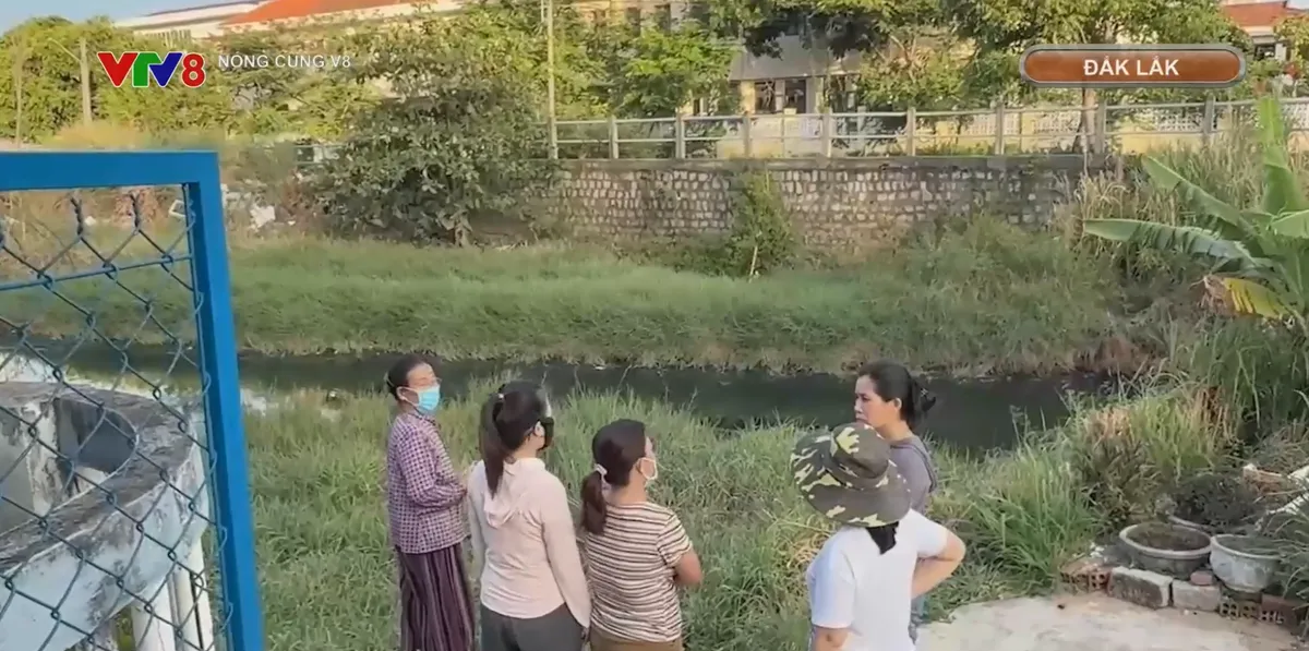 Người dân mệt mỏi vì kênh bốc mùi hôi- Ảnh 1. Người dân mệt mỏi vì kênh bốc mùi hôi- Ảnh 1.