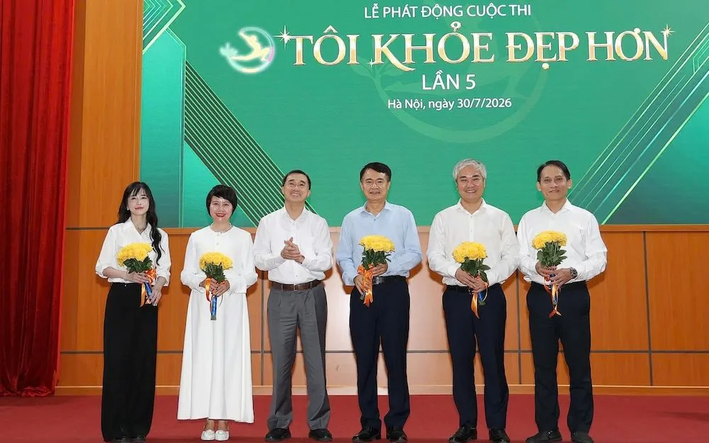 GS.TS Trần Văn Thuấn - Thứ trưởng Bộ Y tế tặng hoa Ban Tổ chức và Hội đồng Giám khảo cuộc thi. Ảnh: Minh Long