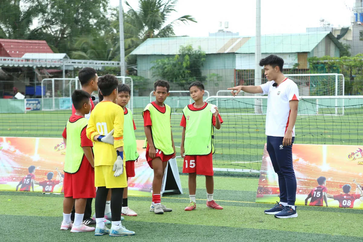 D&agrave;n tuyển thủ ĐT Việt Nam trực tiếp huấn luyện tại Cầu thủ nh&iacute; - Ảnh 3.