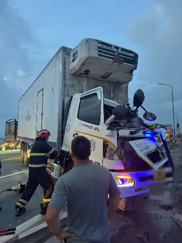 Hai ô tô tải biến dạng phần đầu sau va chạm trên cầu Thăng Long, 2 người bị thương - Ảnh 4.