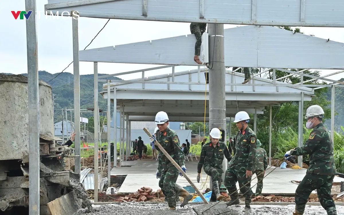Thầy và trò Học viện Hậu cần làm việc xuyên trưa, quyết tâm hoàn thành các ngôi nhà đúng tiến độ để sớm bàn giao cho nhân dân xã Mường Than, tỉnh Lai Châu. Ảnh: Đức Duẩn