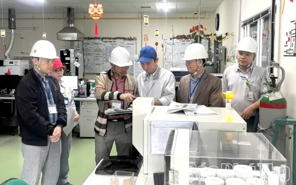 Cán bộ Sở KH&CN Phú Thọ thẩm định cấp Giấy phép tiến hành công việc bức xạ. Ảnh minh họa: Báo Phú Thọ