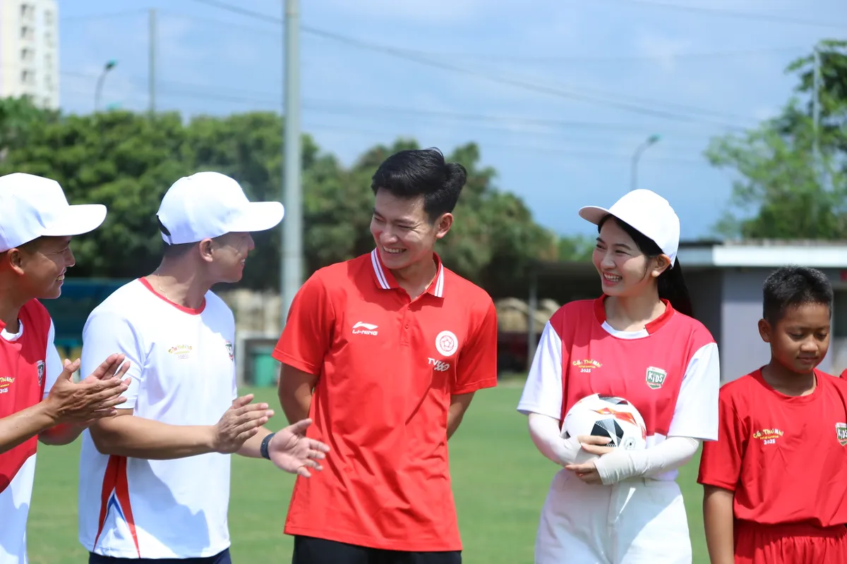 D&agrave;n tuyển thủ ĐT Việt Nam trực tiếp huấn luyện tại Cầu thủ nh&iacute; - Ảnh 2.