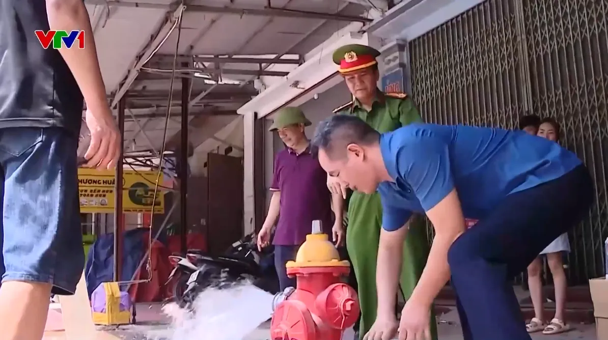 Người dân Phú Thọ góp sức lắp đặt các trụ nước chữa cháy - Ảnh 1.