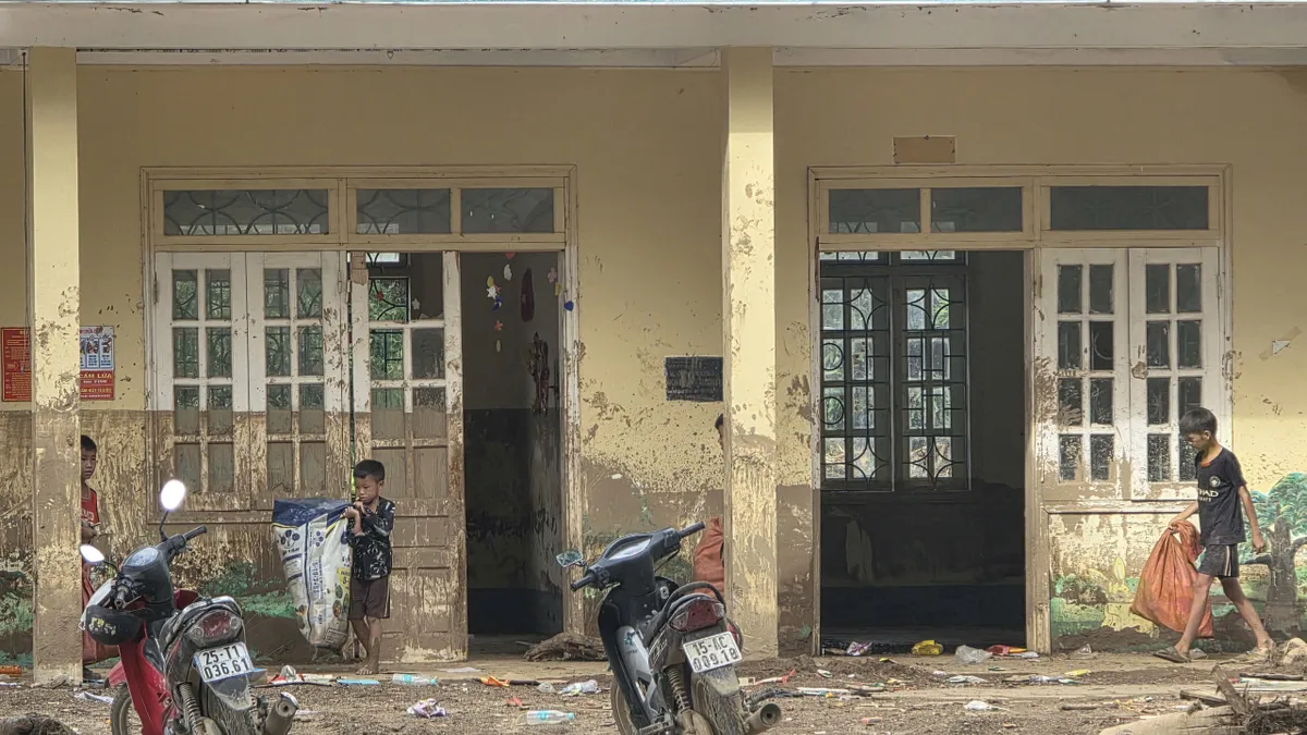 Mường Than (Lai Ch&acirc;u) khẩn trương chuẩn bị năm học mới sau thi&ecirc;n tai - Ảnh 5.