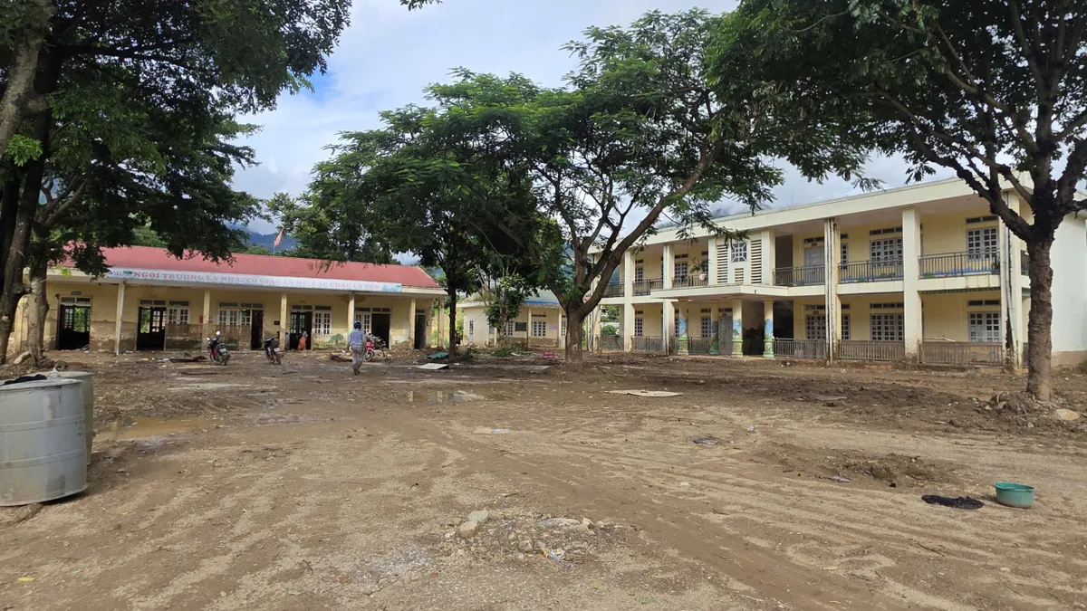 Mường Than (Lai Ch&acirc;u) khẩn trương chuẩn bị năm học mới sau thi&ecirc;n tai - Ảnh 3.