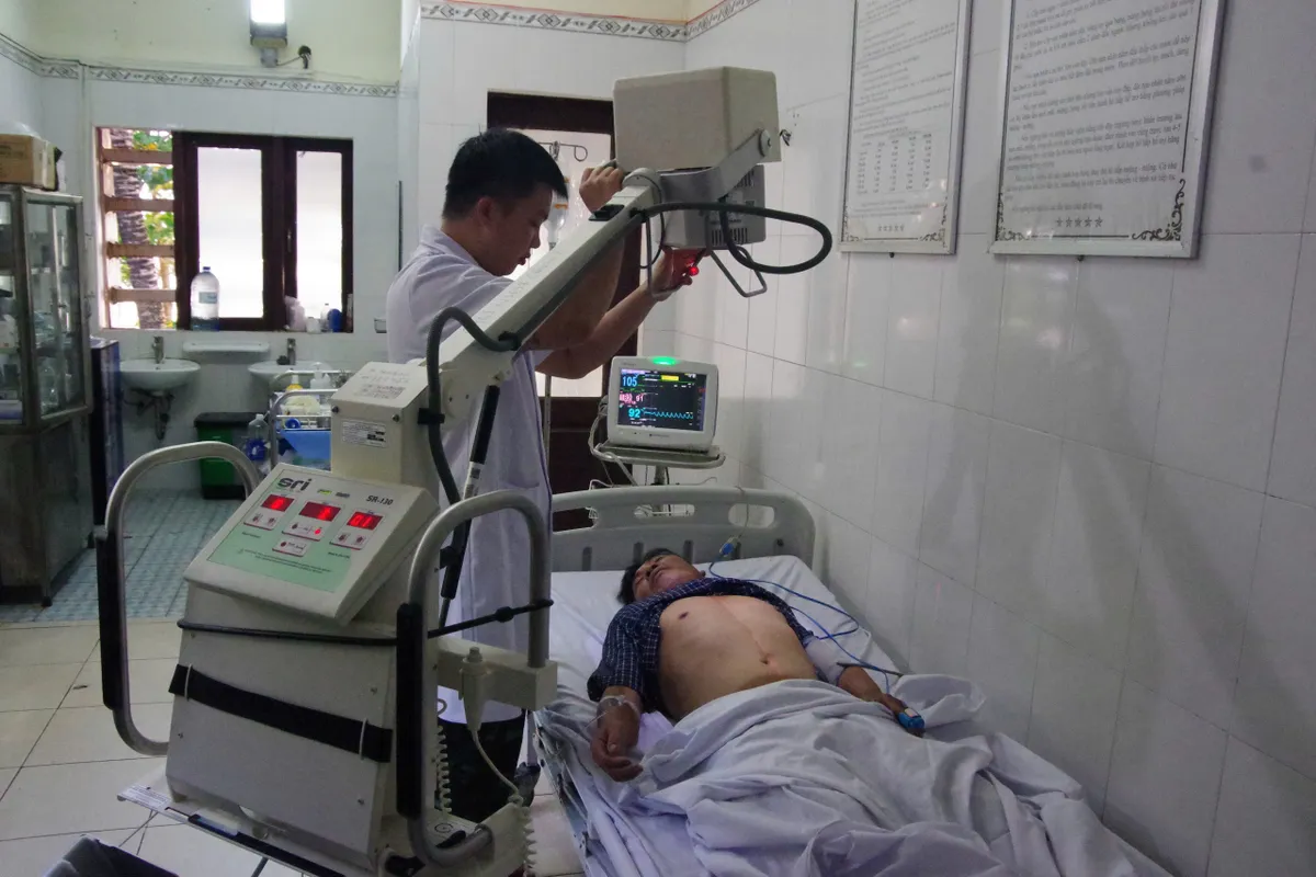 Cấp cứu kịp thời ngư dân bị nhiễm trùng đường mật ở đảo Trường Sa- Ảnh 2.