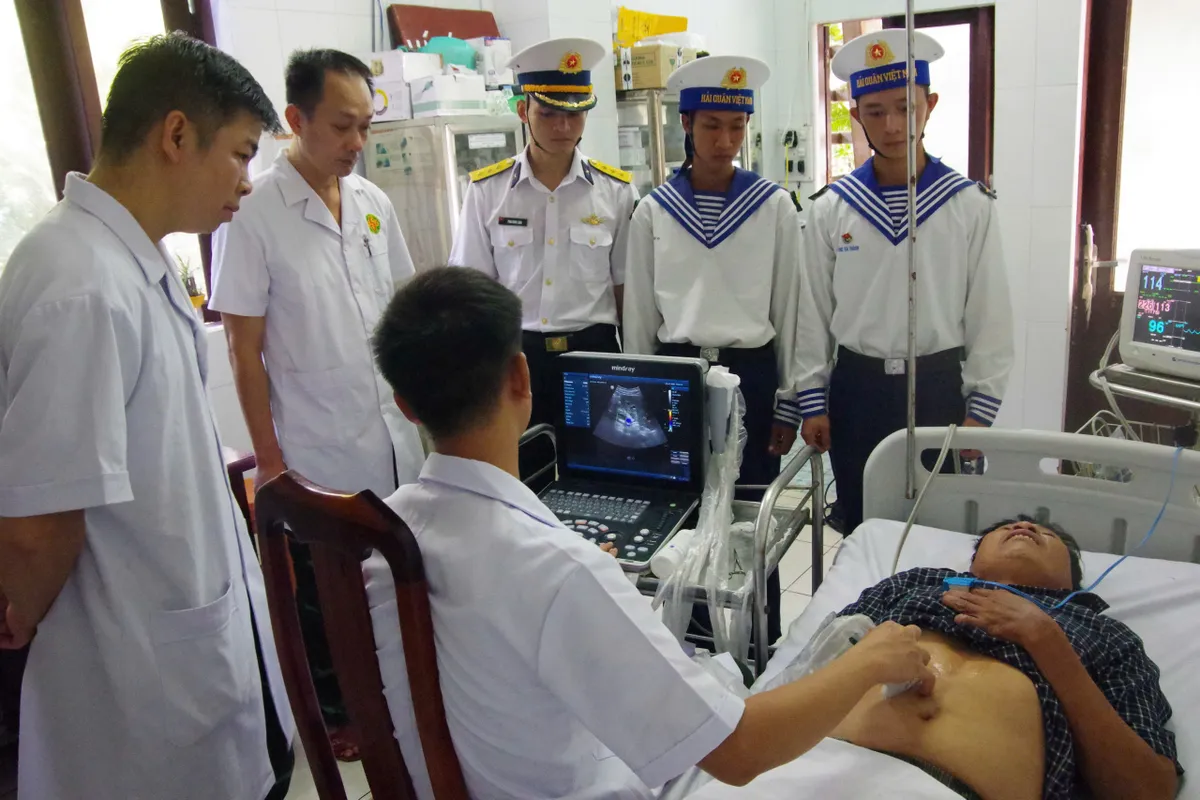 Cấp cứu kịp thời ngư dân bị nhiễm trùng đường mật ở đảo Trường Sa- Ảnh 3.