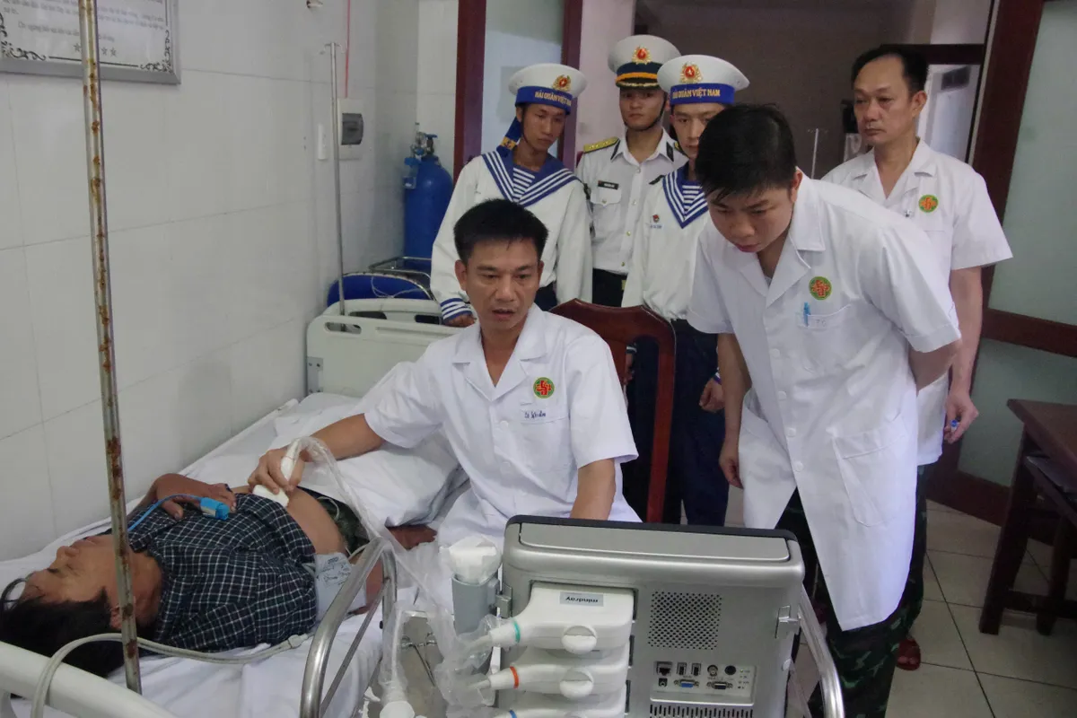 Cấp cứu kịp thời ngư dân bị nhiễm trùng đường mật ở đảo Trường Sa- Ảnh 1.