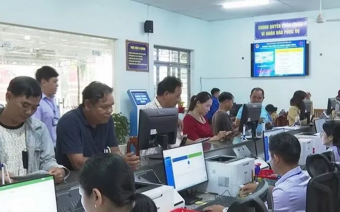 Người dân đến Trung tâm Phục vụ hành chính công xã Đăk Ơ thực hiện thủ tục hành chính công. Ảnh: TTXVN 