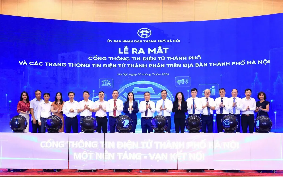 Nghi thức ra mắt Cổng thông tin điện tử thành phố và các trang thông tin điện tử thành phần trên địa bàn thành phố Hà Nội. Ảnh: Bộ KH&CN/TTXVN 