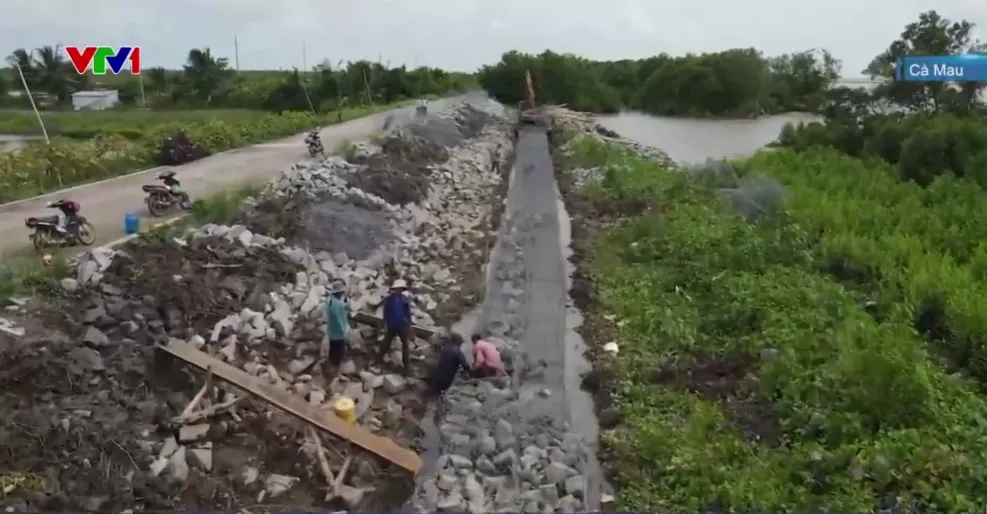 Nhiều địa phương khẩn trương gia cố điểm xung yếu, ứng phó sạt lở và mưa lũ- Ảnh 1.