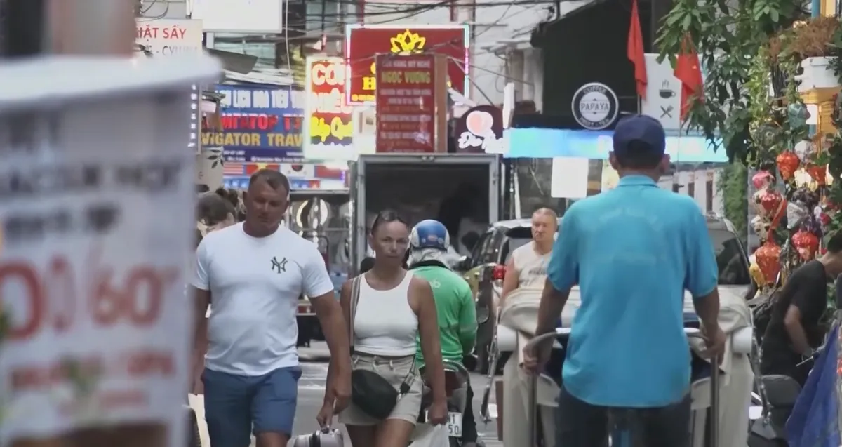 "Loạn" biển hiệu tiếng nước ngoài: Khi tiếng Việt bị thua ngay trên sân nhà- Ảnh 4. "Loạn" biển hiệu tiếng nước ngoài: Khi tiếng Việt bị thua ngay trên sân nhà- Ảnh 4.