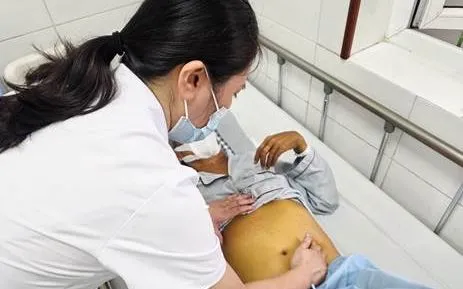 Nhiều người bệnh viêm gan vì thiếu hiểu biết, chủ quan đến viện giai đoạn đã muộn. Ảnh: Bệnh viện Bạch Mai