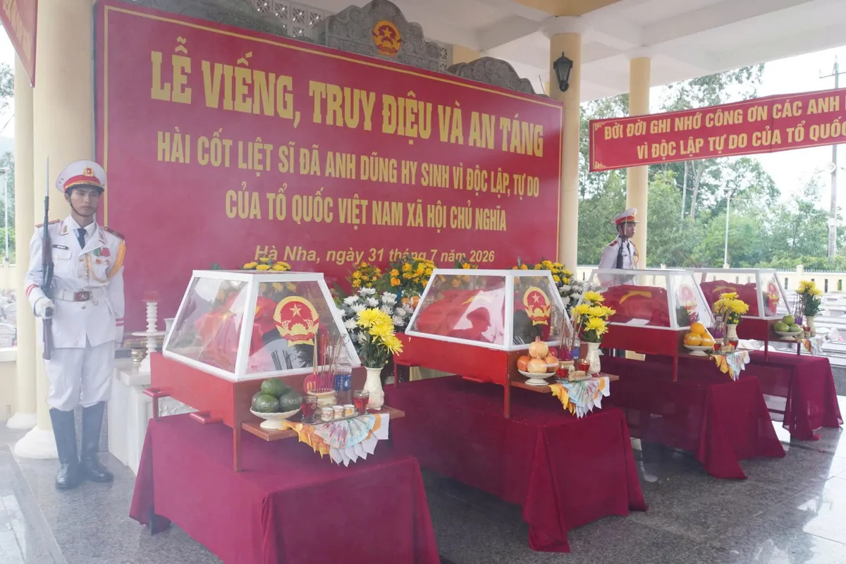 Truy điệu và an táng 4 hài cốt liệt sĩ được tìm thấy tại Hang Đá Sập - Ảnh 1.