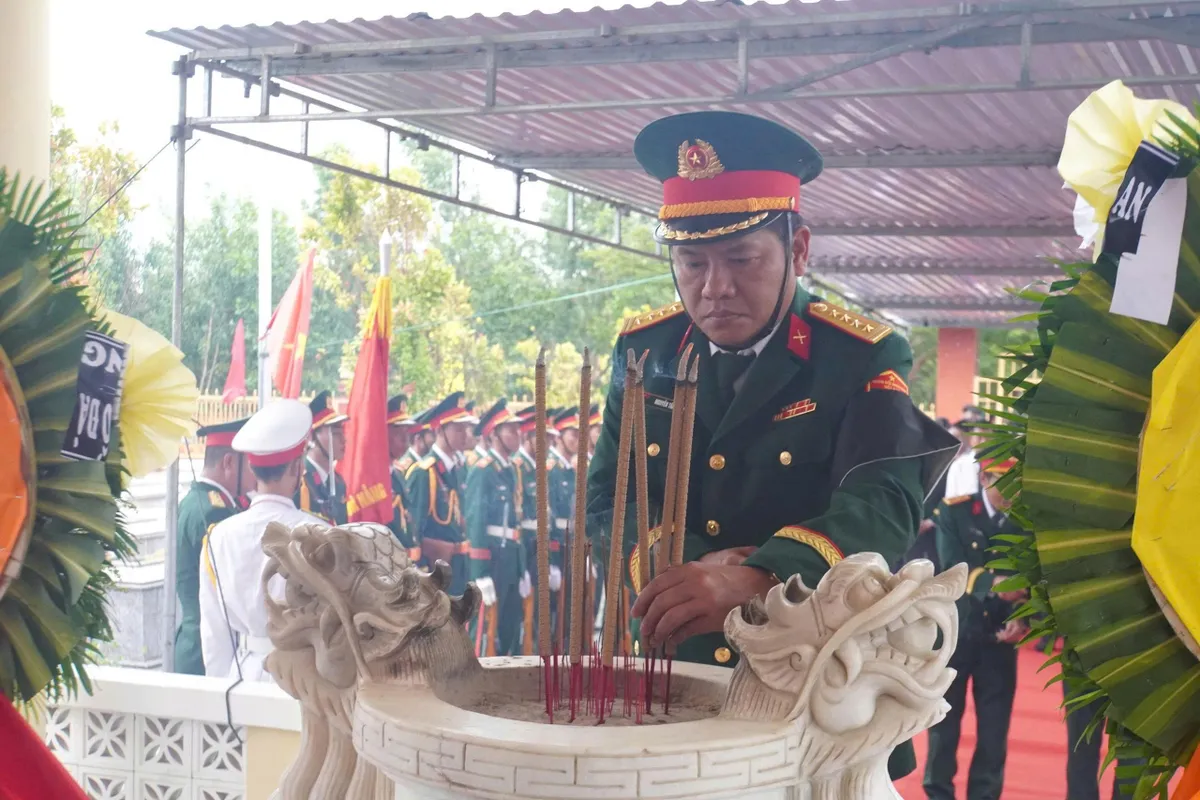 Truy điệu và an táng 4 hài cốt liệt sĩ được tìm thấy tại Hang Đá Sập - Ảnh 2.