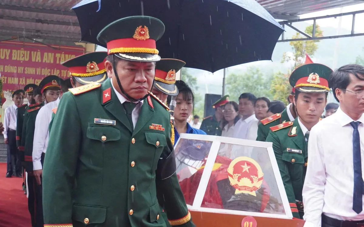 Đảng bộ, chính quyền, lực lượng vũ trang và nhân dân TP Đà Nẵng trang trọng truy điệu, an táng 4 hài cốt liệt sĩ được quy tập tại hang Đá Sập.