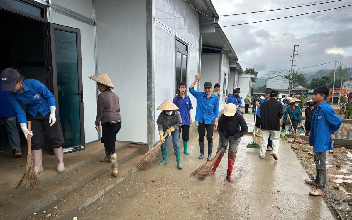 Thầy và trò Mường Than chạy đua với thời gian để đón năm học mới. Ảnh: Hoàng Anh