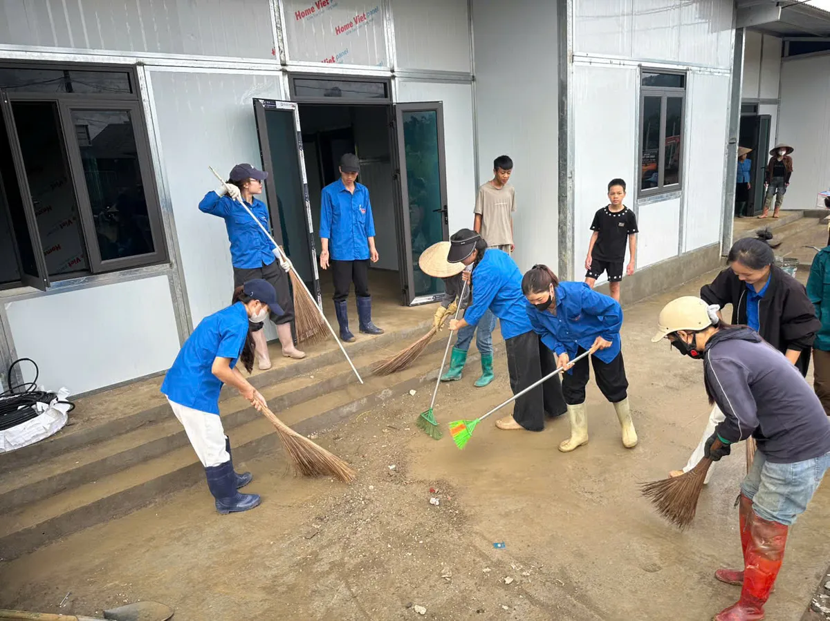 Mường Than (Lai Ch&acirc;u) khẩn trương chuẩn bị năm học mới sau thi&ecirc;n tai - Ảnh 6.