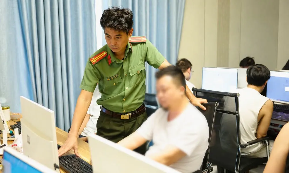 Triệt ph&aacute; nh&oacute;m người nước ngo&agrave;i dựng kịch bản "lừa đảo t&igrave;nh cảm" tr&ecirc;n mạng - Ảnh 1.
