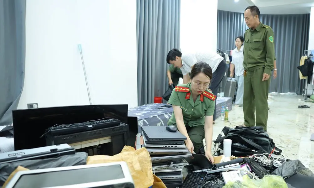 Triệt phá nhóm người nước ngoài dựng kịch bản "lừa đảo tình cảm" trên mạng - Ảnh 2.