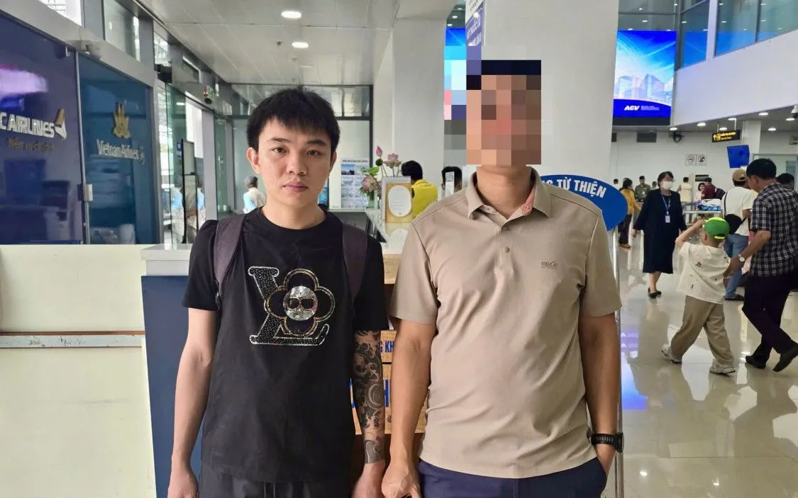 Đối tượng Lê Ngọc Báu (bên trái) bị bắt giữ sau thời gian lẩn trốn. Ảnh: Công an Quảng Ninh