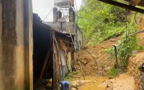 Hiện trường taluy dương sạt lở phía sau nhà dân tại thôn Bản Vai, xã Bát Xát sau trận mưa lớn rạng sáng 1/8. (Ảnh: TTXVN phát)