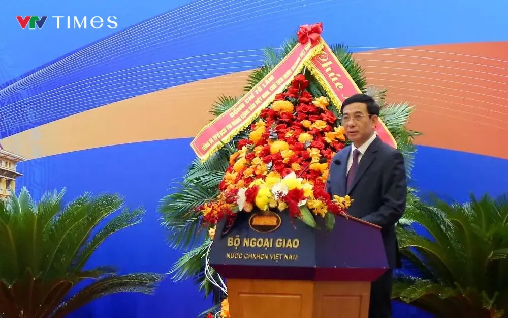 Đại tướng Phan Văn Giang, Phó Thủ tướng Chính phủ, Bộ trưởng Bộ Quốc phòng trình bày tham luận. Ảnh: Tạ Hiển