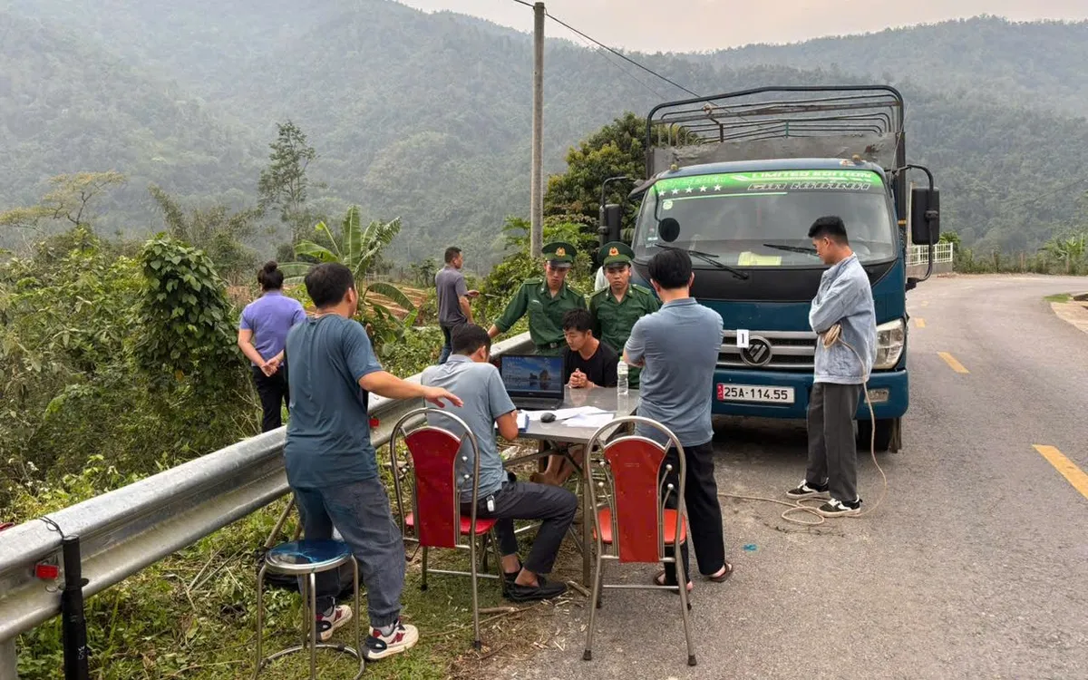 Lực lượng Đồn biên phòng Mù Cả, tỉnh Lai Châu bắt quả tang đối tượng Nguyễn Công Nghiệp điều khiển xe ô tô tải tàng trữ trái phép chất ma túy tại km 216+60 Quốc lộ 4H (xã Mù Cả), ngày 23/4/2026. Ảnh: Hoàng Anh