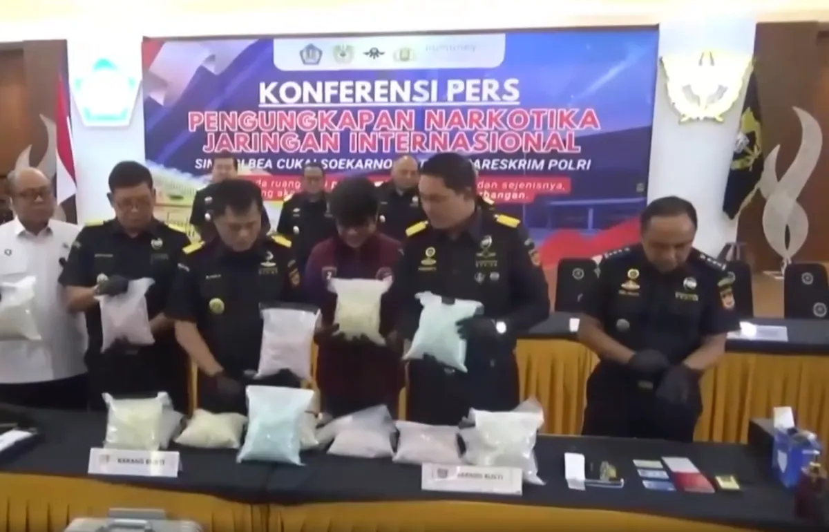 Indonesia bắt giữ phi công bị cáo buộc vận chuyển ma túy- Ảnh 1.