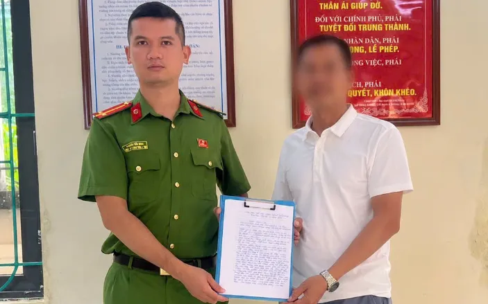 Anh K gửi thư cảm ơn Công an xã Yên Bài vì đã kịp thời hỗ trợ, ngăn chặn hành vi lừa đảo trên không gian mạng. Ảnh: Công an TP Hà Nội