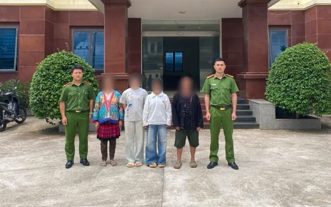 Hai cháu V.T.S và G.T.P được lực lượng Công an bàn giao an toàn cho gia đình. Nguồn: BCA
