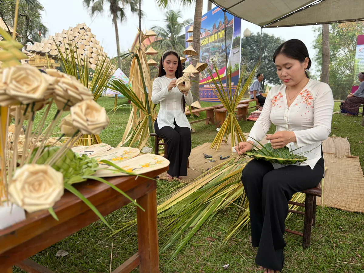 Trải nghiệm sắc m&agrave;u văn h&oacute;a Khmer Nam Bộ giữa l&ograve;ng H&agrave; Nội trong th&aacute;ng 8 - Ảnh 1.