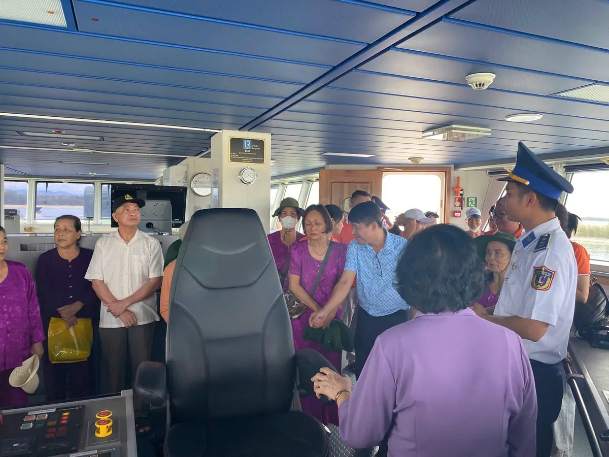 Bộ Tư lệnh Vùng Cảnh sát biển 2 đón Đoàn người có công thành phố Đà Nẵng - Ảnh 5.
