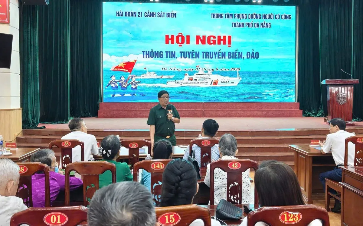 Đoàn người có công với cách mạng thành phố Đà Nẵng giao lưu với cán bộ, chiến sĩ Bộ Tư lệnh Vùng Cảnh sát biển 2.