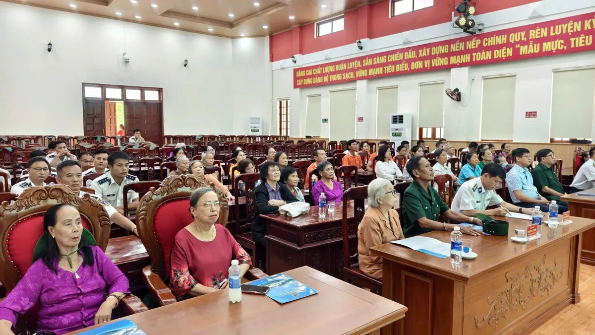 Bộ Tư lệnh Vùng Cảnh sát biển 2 đón Đoàn người có công thành phố Đà Nẵng - Ảnh 2.