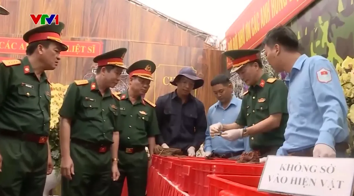 Ph&aacute;t hiện nhiều bức ảnh c&ugrave;ng c&aacute;c di vật trong qu&aacute; tr&igrave;nh quy tập h&agrave;i cốt liệt sĩ ở Đồng Nai - Ảnh 3.