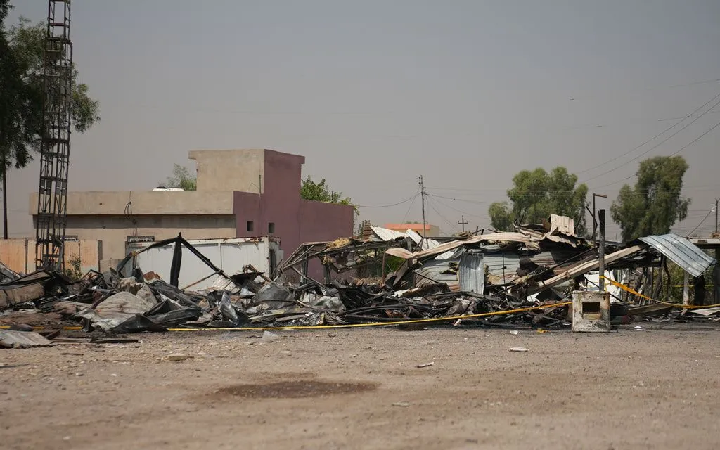 Hiện trường vụ không kích căn cứ Lực lượng Huy động Nhân dân tại Mosul, Iraq, ngày 29/7/2026. (Ảnh: AP)