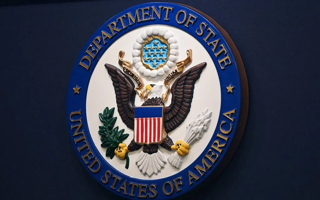 Biểu tượng Bộ Ngoại giao Mỹ trên bục phát biểu tại Washington ngày 31/1/2022 (Ảnh: AP)