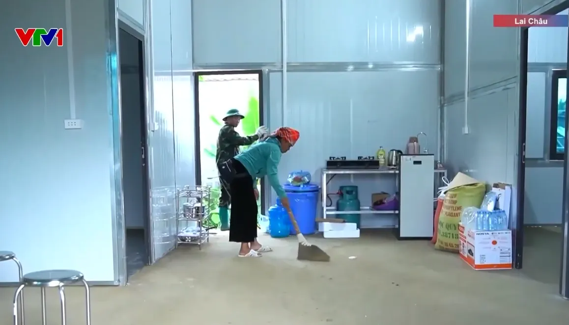 Bàn giao những căn nhà đầu tiên cho người dân vùng lũ Mường Than - Ảnh 1.