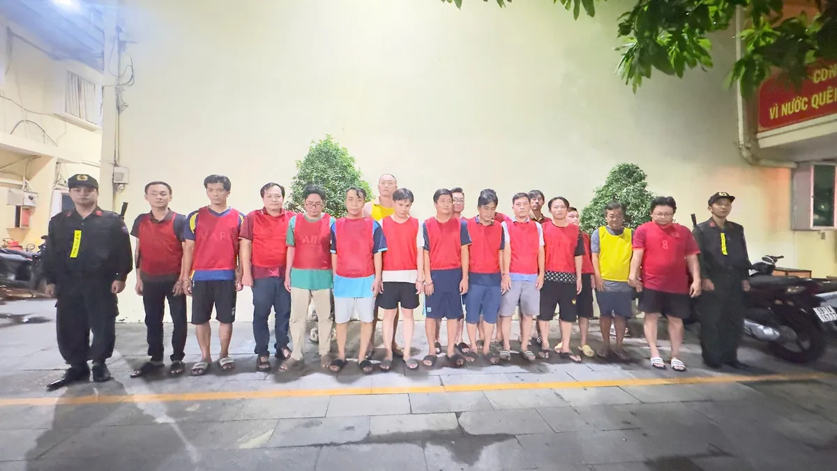 Bắt 17 đối tượng trong đường d&acirc;y c&aacute; độ b&oacute;ng đ&aacute;, phơi cược ghi tr&ecirc;n phiếu giữ xe - Ảnh 2.