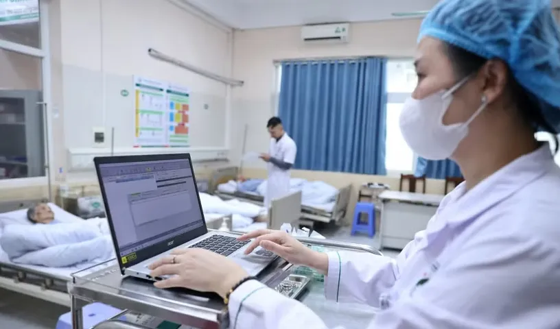 Hà Nội phấn đấu 100% người dân có Sổ sức khỏe điện tử trên VNeID từ 15/10 - Ảnh 1.